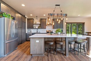 Kjøleskap, mikrobølgeovn, ovn og kokeplater