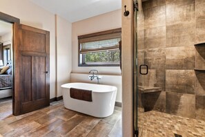 シャワー付き浴槽、ヘアドライヤー、タオル、トイレットペーパー