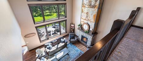 Una televisión, una chimenea