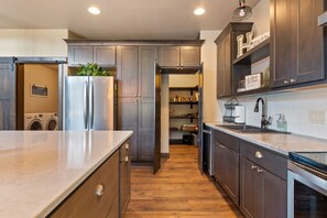 Refrigerador, microondas, horno, placa de cocina