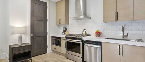 Réfrigérateur, micro-ondes, four, lave-vaisselle