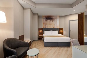 Suite executiva, diversos llits, no fumadors | Minibar, caixa forta a l'habitació i escriptori 