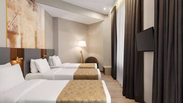 Habitación, varias camas, no fumadores (Triple Chamber) | Minibar, caja fuerte, escritorio y espacio para trabajar con un portátil