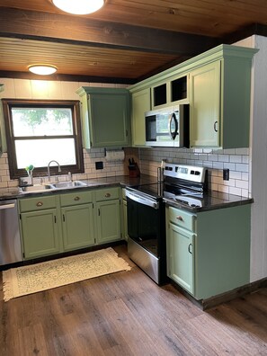 Réfrigérateur, four à micro-ondes, un four, surface de cuisson
