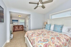 3 bedrooms, desk, iron/ironing board, travel crib - Cozy Beach House (Naples)