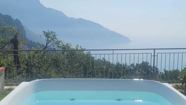 A hot tub on a balcony with a mountain view. - Villa Cristina (Piano di Sorrento)