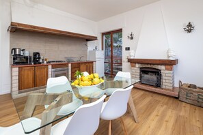 Panorama-villa | Privat køkken | Køleskab/fryser i fuld størrelse, kogeplade, espressomaskine