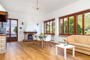 Villa panorámica | Área de sala de estar | Televisión de pantalla plana 