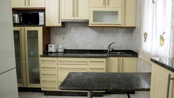 Kylskåp, mikrovågsugn, spishäll och diskmaskin