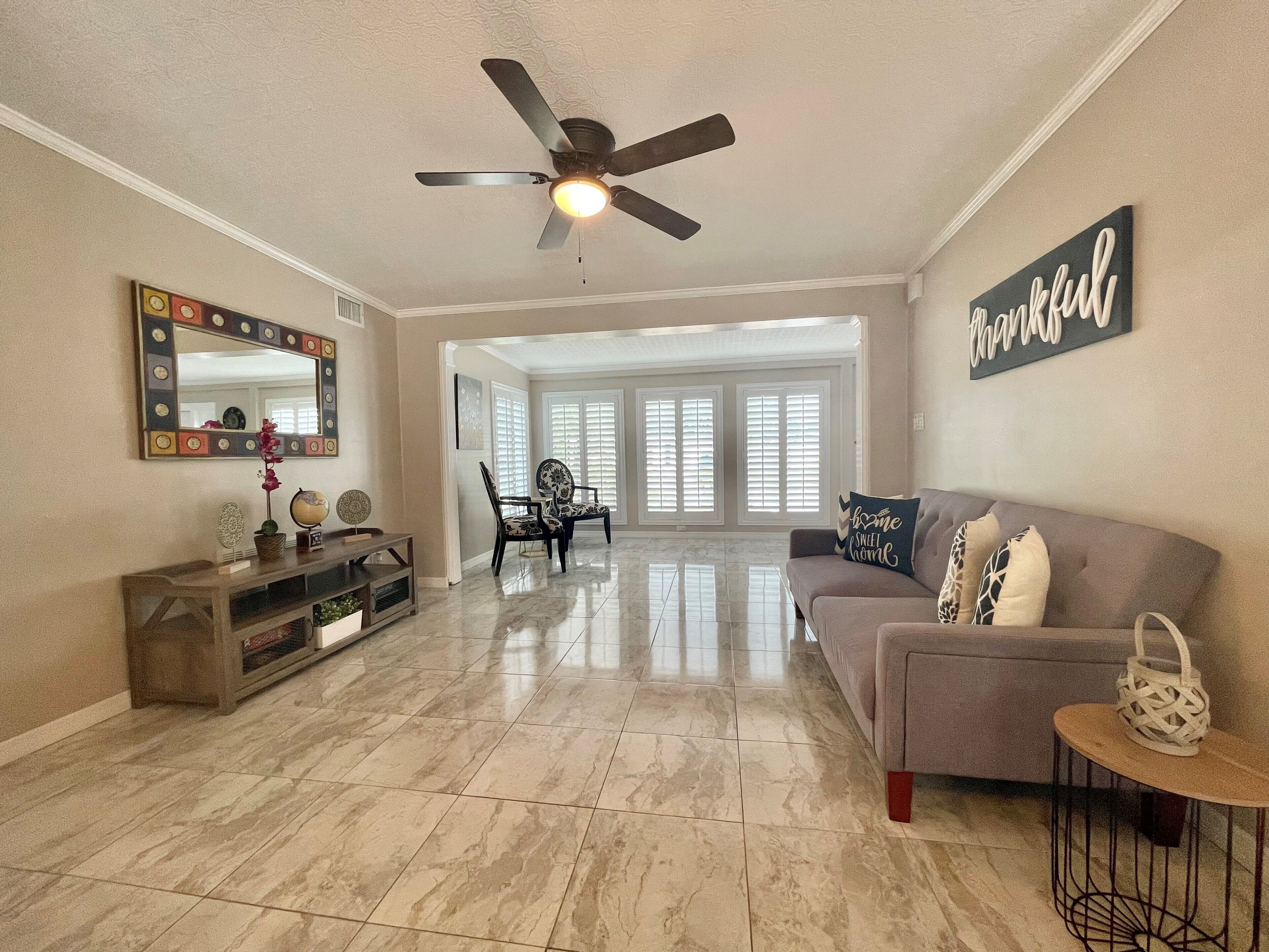 Charming tropical oasis-Minutes from the beach