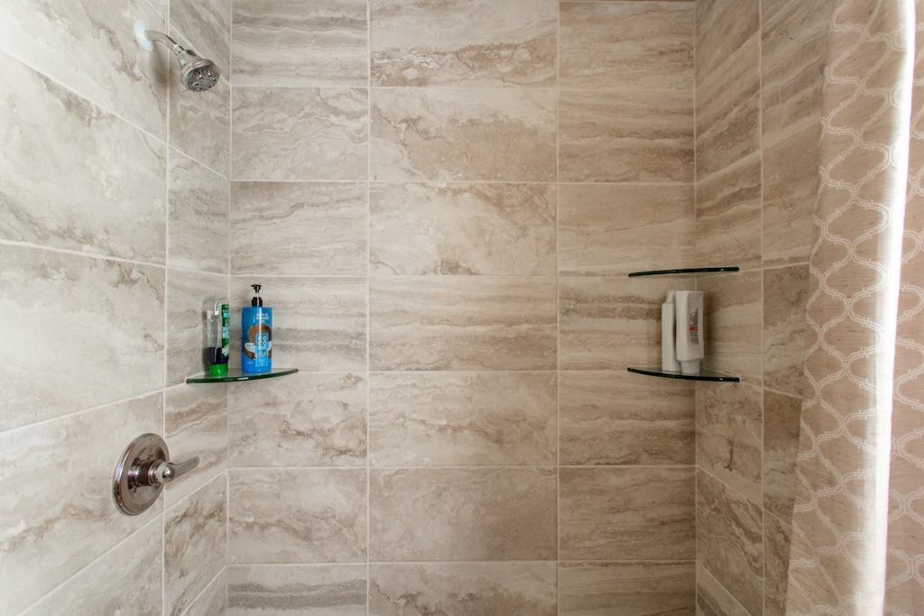 Een douche, een haardroger, handdoeken, zeep