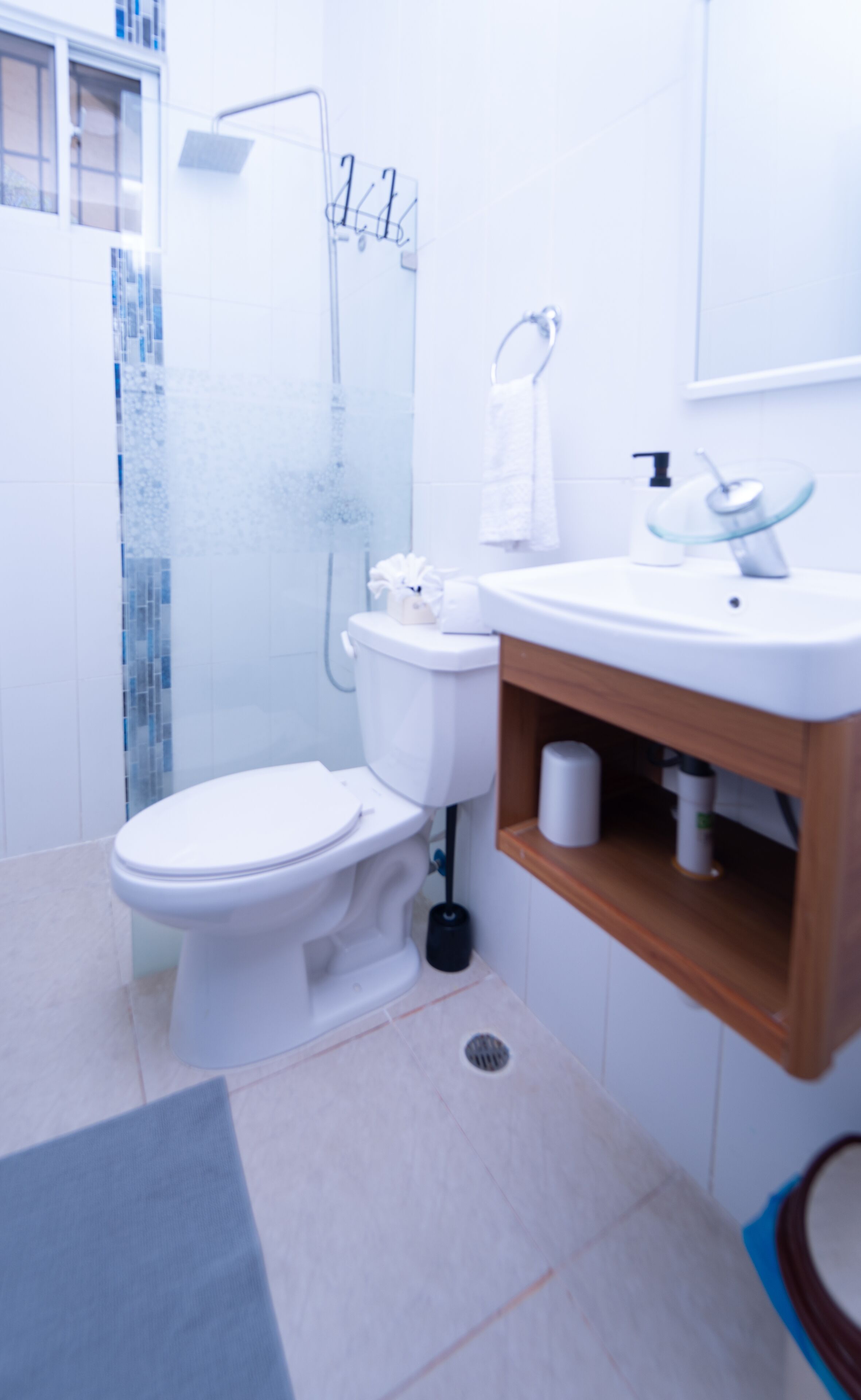 Un baño moderno con inodoro, lavabo y ducha.