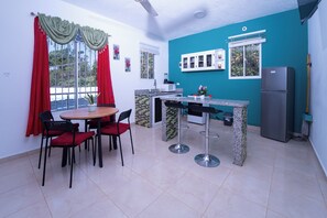 ميكروويف، ماكينة لصنع القهوة/الشاي، غلّاية كهربائية، كرسي للأطفال