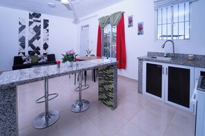 Apartament familiar, 2 dormitoris | Cuina privada | Microones, cafetera i tetera, bullidora elèctrica i trona 