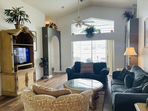 Smart-TV, videospill, DVD-spiller og bordtennis