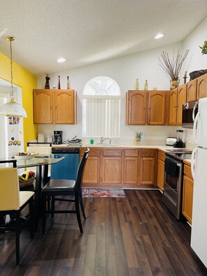 Kjøleskap, mikrobølgeovn, ovn og kokeplater