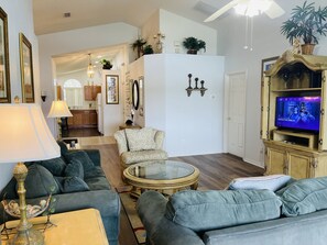 Smart-TV, videospill, DVD-spiller og bordtennis