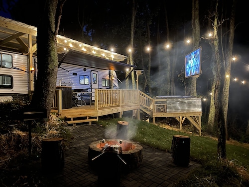 Posh Mountain Camping w/ 120" Screen Theater ·Hot-Tub · Firepit · Hiking Trails