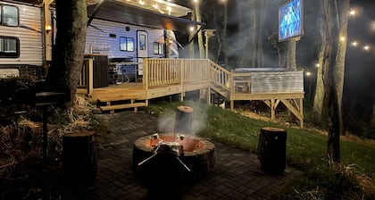 Posh Mountain Camping w/ 120" Screen Theater ·Hot-Tub · Firepit · Hiking Trails