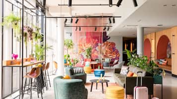 2 bars/lounges