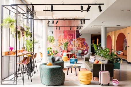 2 bars. Moxy Paris Val D’Europe