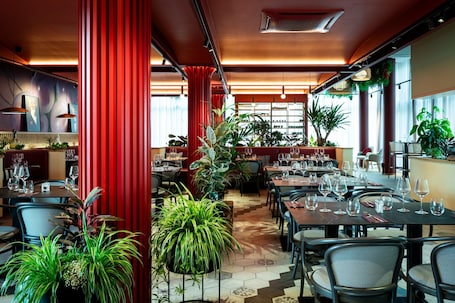 2 restaurantes, se sirve desayuno