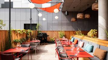 2 restaurants; ze serveren er ontbijt, lunch en diner