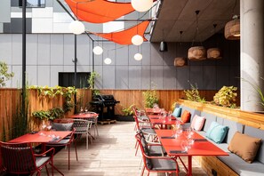 2 restaurants; breakfast, lunch and dinner served  - Moxy Paris Val D’Europe (Montevrain)