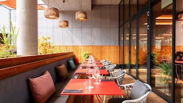 2 restaurants, breakfast served