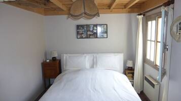 1 quarto, ferros/tĂĄbuas de passar roupa, roupa de cama
