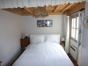 1 quarto, ferros/tábuas de passar roupa, roupa de cama