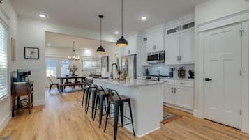 Nhà, nhiều giường, bếp | Bếp riêng | Tủ lạnh, lò vi sóng, lò nướng, bếp nấu