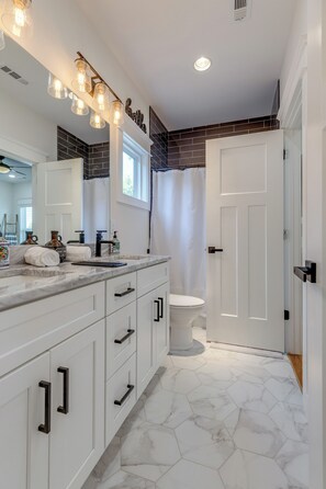 Casa, varias camas, cocina | Baño | Secadora de cabello y toallas 