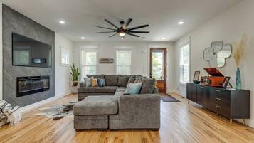 House, Multiple Beds, Kitchen | Living room | 40-inch TV with cable channels