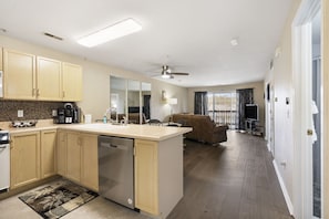 公寓客房, 多張床, 廚房, 花園景觀 | 私人廚房 | 電冰箱、微波爐、烤箱、爐台