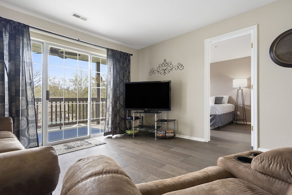 公寓客房, 多張床, 廚房, 花園景觀 | 起居區 | 40-吋電視,提供有線頻道