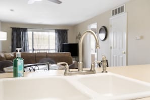 公寓客房, 多張床, 廚房, 花園景觀 | 浴室 | 毛巾