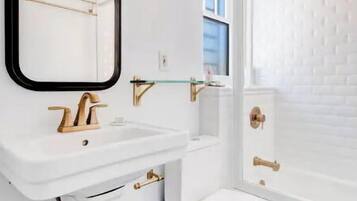 Duschwanne, Haartrockner, Handtücher, Seife