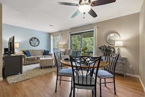 公寓客房, 1 張加大雙人床和 1 張沙發床, 廚房 | 客廳 | 40-吋電視,提供有線頻道