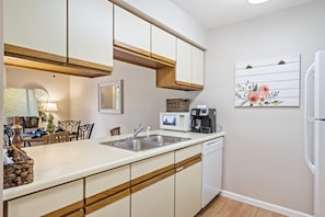 Condo, 1 Queen Bed with Sofa bed, Kitchen | Private kitchen | Fridge, microwave, oven, stovetop