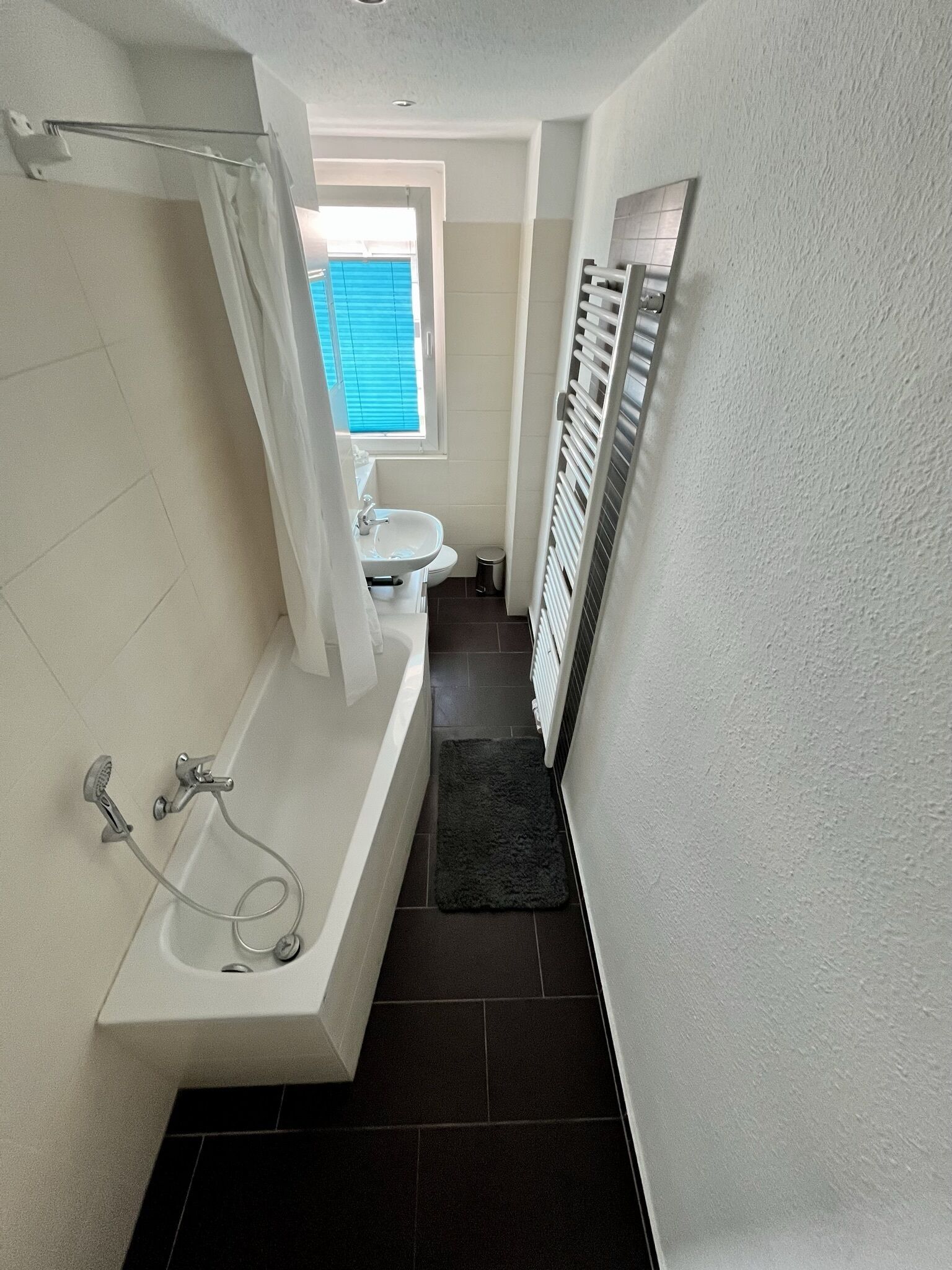 Combinazione doccia/vasca, asciugacapelli, asciugamani, sapone