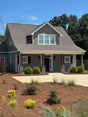 Exterior - New Country Cottage, 3BR 2.5 BA, Ensuite Master on Main, Relax Rewind Repeat (High Point)