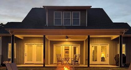 New Country Cottage, 3BR 2.5 BA, Ensuite Master on Main, Relax Rewind Repeat