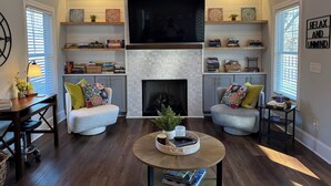 Smart TV, fireplace - New Country Cottage, 3BR 2.5 BA, Ensuite Master on Main, Relax Rewind Repeat (High Point)