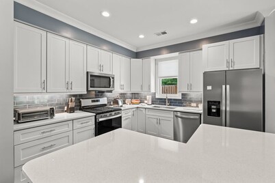 New Country Cottage, 3BR 2.5 BA, Ensuite Master on Main, Relax Rewind Repeat