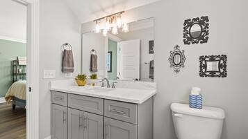 Badkar/dusch, hårtork, handdukar och tvål