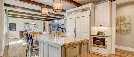 House, Multiple Beds, Hot Tub, Mountain View | Private kitchen | Fridge, microwave, oven, stovetop