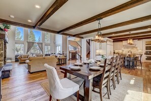 Hus, flere senger, spabadekar, fjellutsikt | Spiseområde