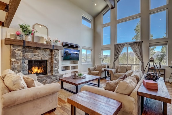 Ferienhaus, Mehrere Betten, Whirlpool, Bergblick | Wohnzimmer | 40-Zoll-Fernseher mit Digitalempfang, Kamin