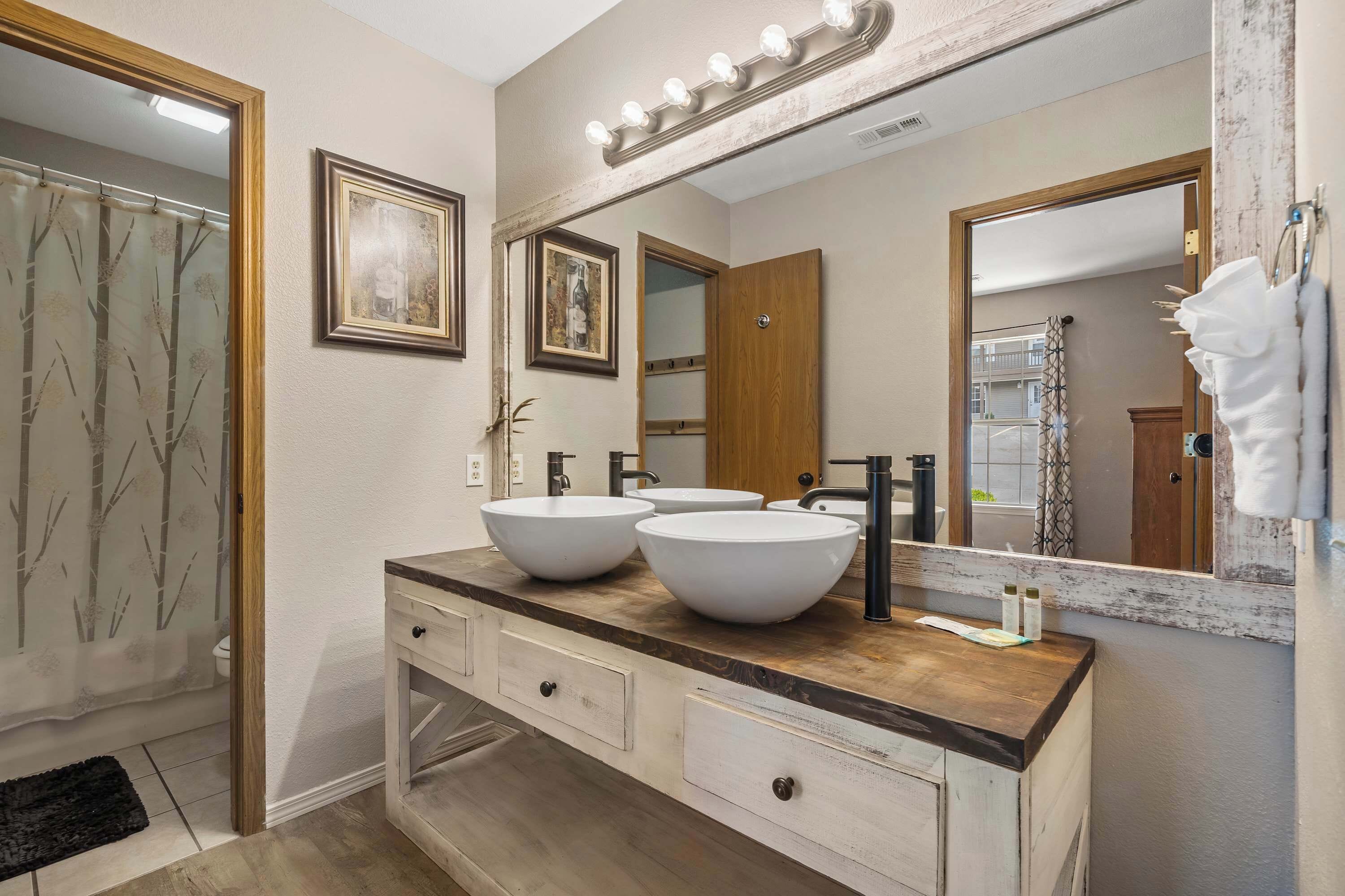 Condo, 1 Queen Bed with Sofa bed, Patio, Garden View (Branson Fall Creek Retreat) | Bathroom | Combined shower/tub, towels, toilet paper
